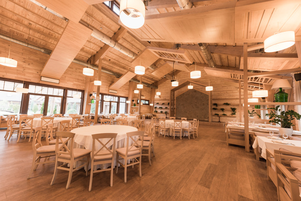 Restaurant vide avec intérieur en bois
 - Photo, image
