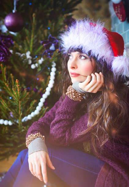 Αίγλη ομορφιάς γυναίκα γιορτάζει τα Χριστούγεννα, φορώντας ένα καπάκι Καρναβάλι. - Φωτογραφία, εικόνα