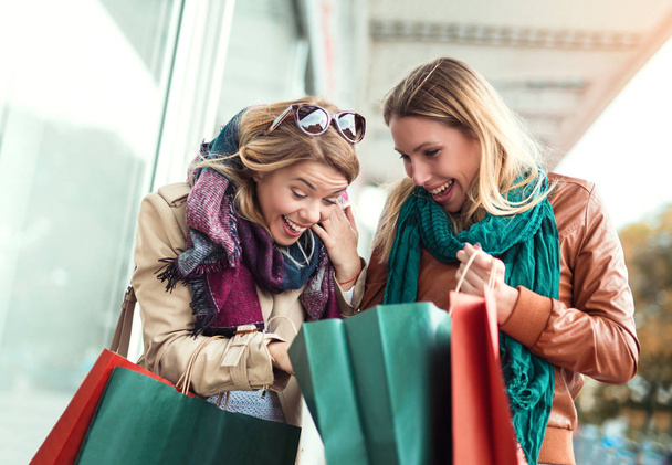 молодые женщины наслаждаются покупками
 - Фото, изображение