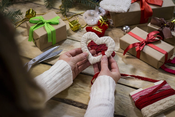 Noel ve yılbaşı için hediye paketleme işlemi bir - Fotoğraf, Görsel