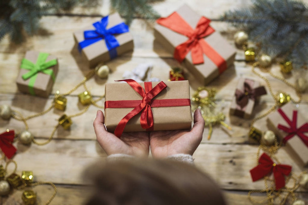 De giften van de verpakking voor het nieuwe jaar en kerst. Een vrouw is holdi - Foto, afbeelding