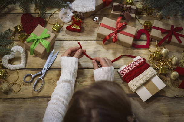Процес упаковки подарунки на новий рік та Різдво. Склад і - Фото, зображення