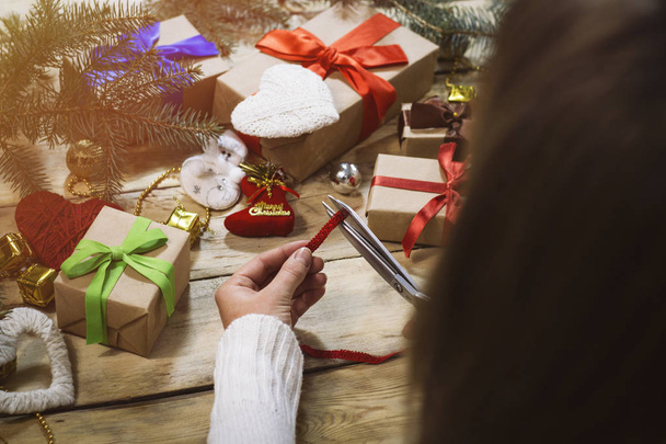 Noel ve yılbaşı için hediye paketleme işlemi. WOM - Fotoğraf, Görsel