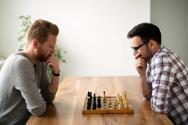 Двоє молодих чоловіків грають у шахи
 - Фото, зображення
