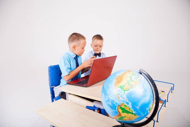 dos chicos se sientan en la escuela de informática
 - Foto, imagen