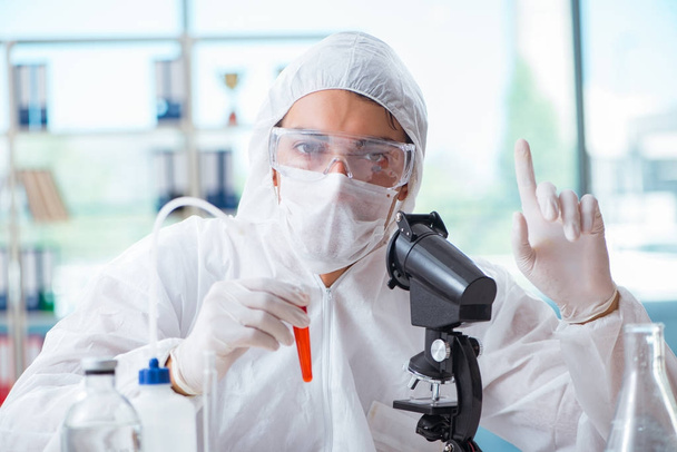 Chimico che lavora in laboratorio con sostanze chimiche pericolose - Foto, immagini