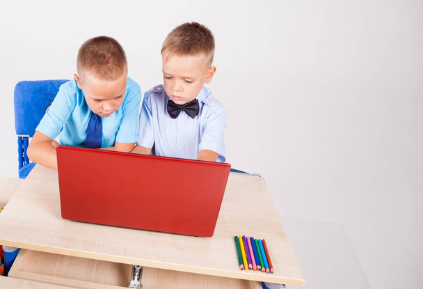 мальчики за компьютером на школьных уроках в Интернете
 - Фото, изображение