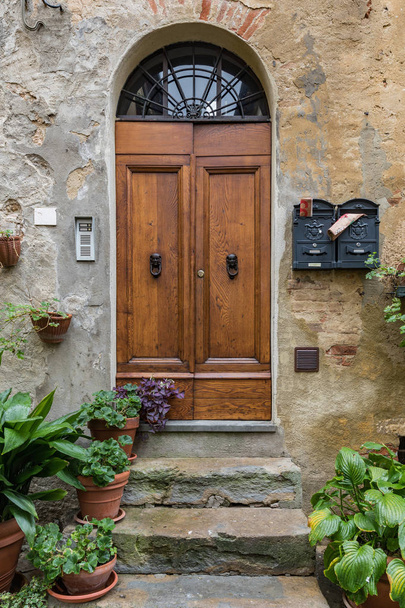 Masywne drewniane drzwi typowe dla południowych Włoch - Zdjęcie, obraz