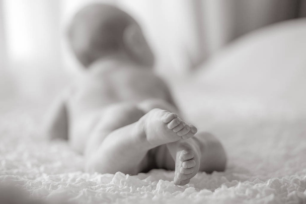 赤ちゃんの足は、胃にもたれる - 写真・画像