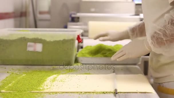 człowiek jest Dokonywanie pistacja baklava - Materiał filmowy, wideo