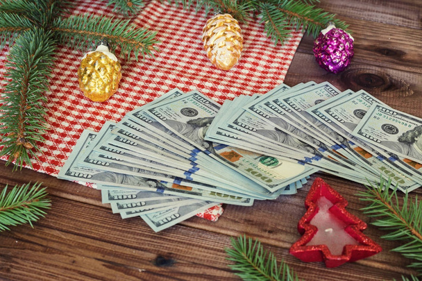 Amerikkalaisia dollareita joululahjana tai joulun tuhlauksen käsitteenä
 - Valokuva, kuva