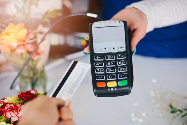 Клиент оплачивает кредитной картой - Фото, изображение
