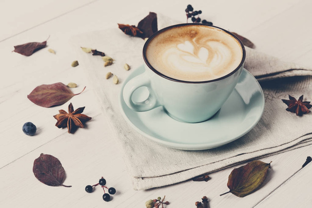 Jesień Kawa kubek na białym tle drewna - Zdjęcie, obraz