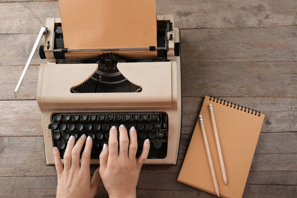 Jovem blogueiro máquina de escrever
  - Foto, Imagem