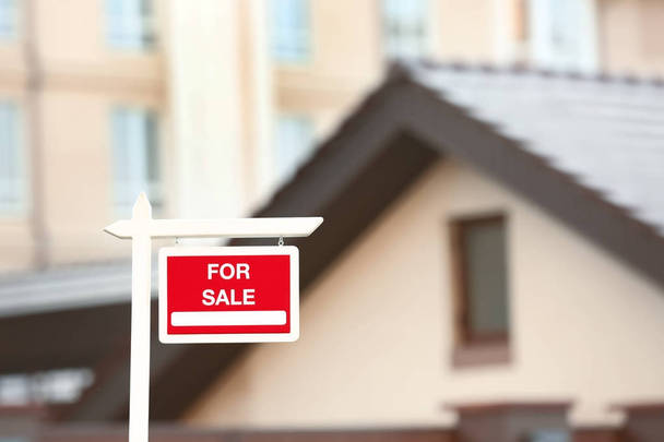 "Для продажи "знак рядом с домом
 - Фото, изображение