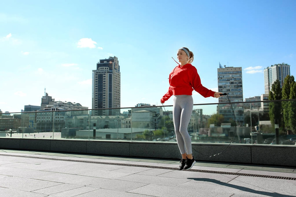 woman jumping rope - Valokuva, kuva