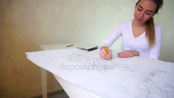 Architekturstudentin macht Hausaufgaben, junge Frau entwirft mit Bleistift und Lineal - Filmmaterial, Video