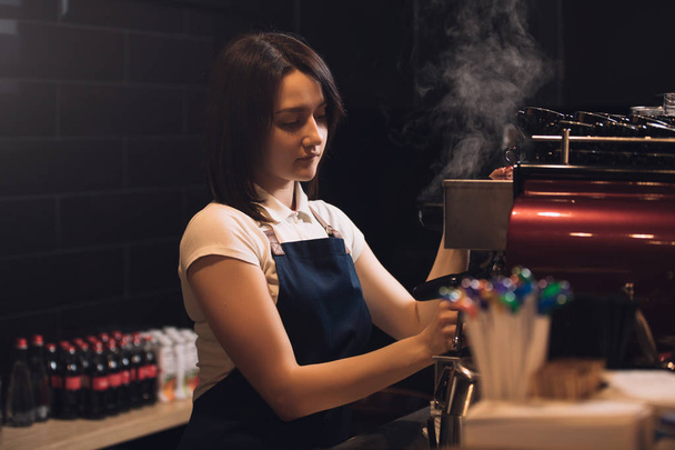 Barista working at coffee machine - Zdjęcie, obraz
