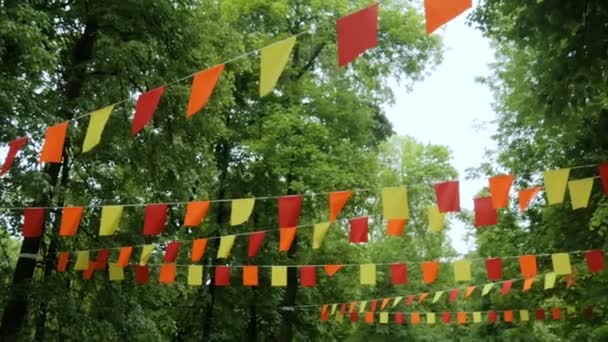 Decoratieve slingers van kleurrijke rechthoekige vlaggen - Video