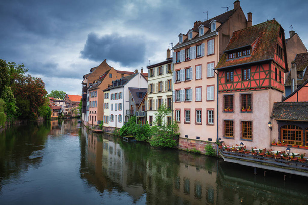 Kaunis näkymä historialliseen kaupunkiin Strasbourgissa, värikäs hous
 - Valokuva, kuva