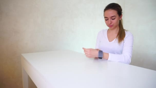 Mujer estudiante pone en reloj inteligente primera vez
. - Metraje, vídeo