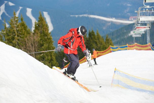 Лыжник стоит на вершине склона
 - Фото, изображение