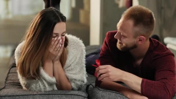 Young attractive couple on sofa - Séquence, vidéo