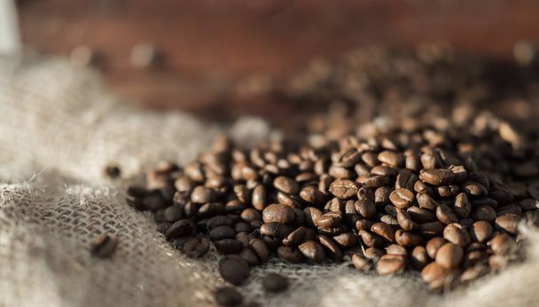 Fresh coffee beans on wood background, Macro close-up for design work - Foto, imagen