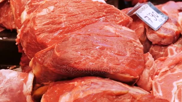 Pedaços de carne de vaca recém-cortada ou carne de porco açougueiro no balcão do mercado de carne de perto
 - Filmagem, Vídeo