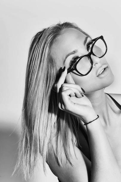 Pretty secretary girl or businesswoman in eyeglasses with blonde - Фото, зображення
