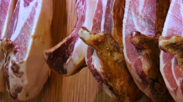 Uyluk et Pazar tezgahın üzerine asmak domuz kurumuş. Yağ, La Boqueria, İspanya'nın pazarı çizgileri ile jambon veya jamon İspanyol ulusal çanak - Video, Çekim