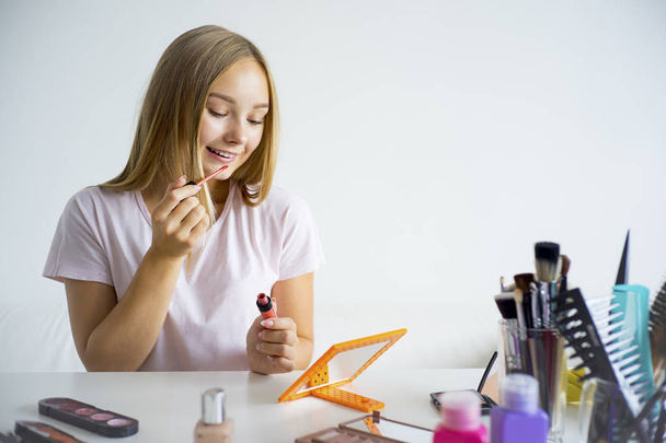 Girl applying makeup - Zdjęcie, obraz