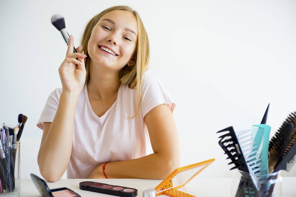 Girl applying makeup - Foto, immagini