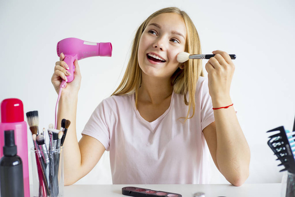 Girl applying makeup - Foto, afbeelding