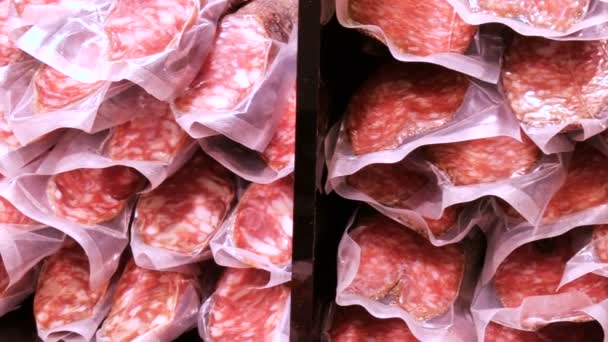 Вкусные свежие колбаски из колбасы на мясном рынке
 - Кадры, видео
