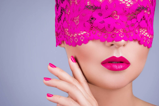 woman with elegant pink blindfold - Foto, afbeelding
