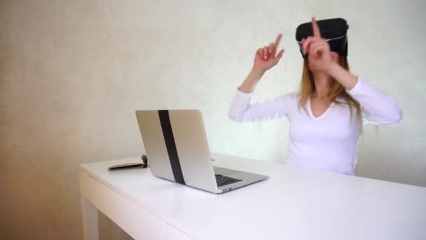Mädchen nutzt erstmals Virtual-Reality-Brille. - Filmmaterial, Video