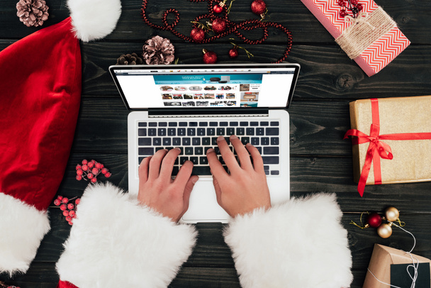 Santa claus shopping online - Фото, изображение