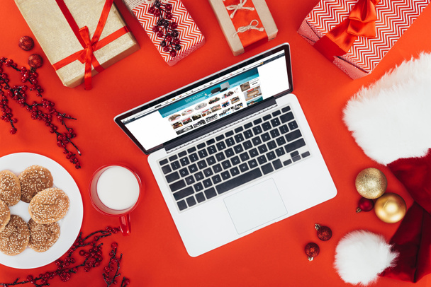 laptop with amazon website at christmastime - Foto, imagen