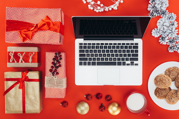 christmas gifts and laptop  - Zdjęcie, obraz