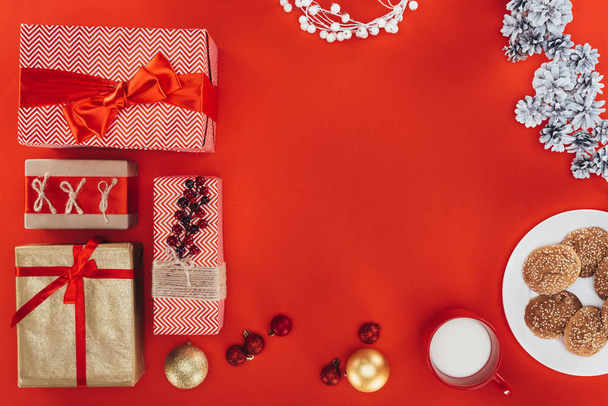 Cadeaux et décorations de Noël
 - Photo, image