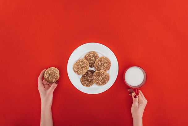 homemade oatmeal cookies and cup of milk - Foto, Imagem
