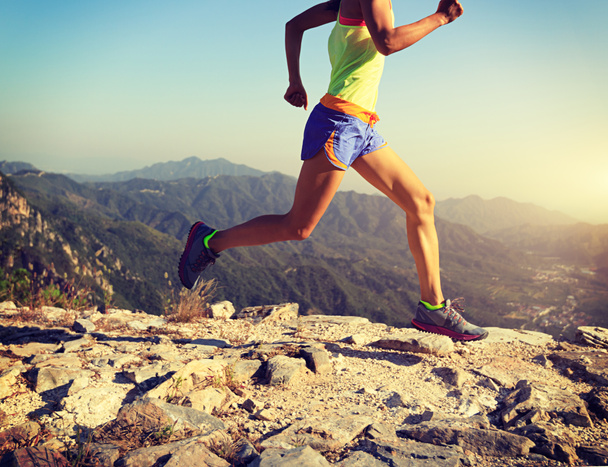 山で走っている若い女性  - 写真・画像