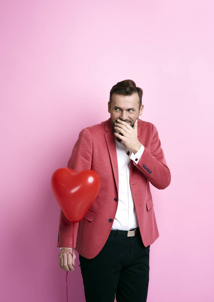 Homem com forma de coração balão rindo
 - Foto, Imagem