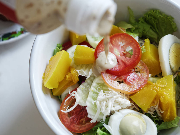 Salade groente met salade dressing verse gezonde maaltijd - Foto, afbeelding
