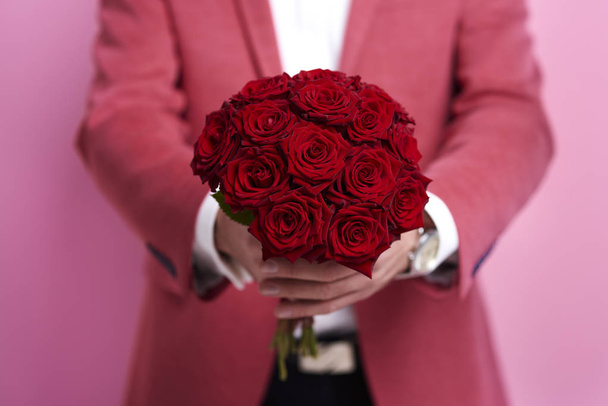 Homme méconnaissable donnant un bouquet de rose
  - Photo, image