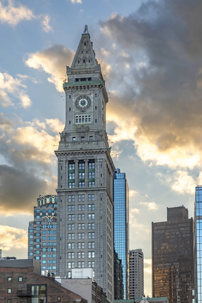 Башня с часами в Бостоне, Массачусетс на закате
 - Фото, изображение