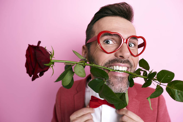 Muž, který držel růži v ústech - Fotografie, Obrázek