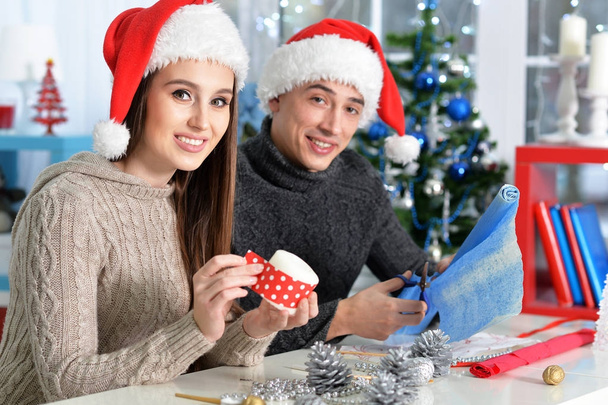 Young couple preparing for Christmas - Foto, Imagen