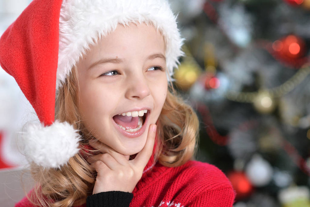 girl with Christmas hat on  - Foto, imagen